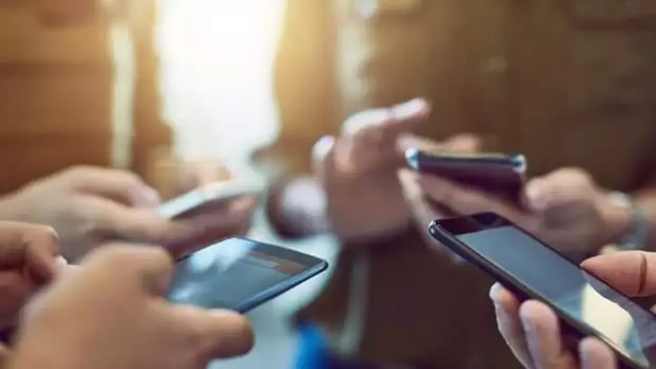 Akıllı Telefonlar Yerini Aptal Telefonlara Bırakıyor: Sosyal Medya Bağımlılığına Karşı Yeni Akım